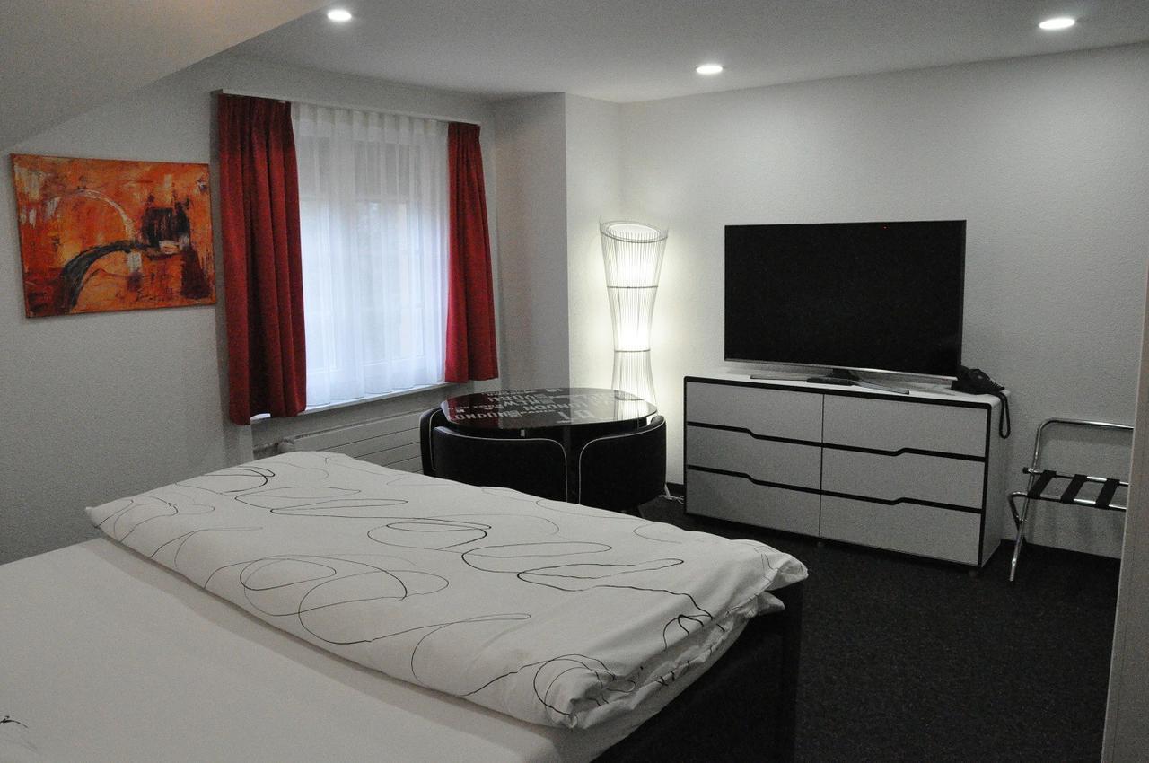 Hotel Du Chasseur Enges Ngoại thất bức ảnh