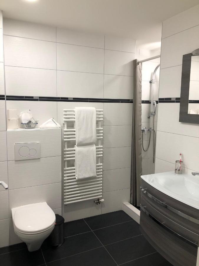 Hotel Du Chasseur Enges Ngoại thất bức ảnh